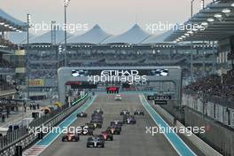 Lewis Hamilton (GBR) Mercedes AMG F1 W10 leads at the start of the race. 01.12.2019. Formula 1 World Championship, Rd 21, Abu Dhabi Grand Prix, Yas Marina Circuit, Abu Dhabi, Race Day.