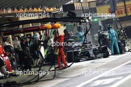 Lewis Hamilton (GBR) Mercedes AMG F1 W10 makes a pit stop. 01.12.2019. Formula 1 World Championship, Rd 21, Abu Dhabi Grand Prix, Yas Marina Circuit, Abu Dhabi, Race Day.