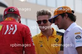 Nico Hulkenberg (GER) Renault Sport F1 Team RS19 and Carlos Sainz Jr (ESP) McLaren MCL34. 01.12.2019. Formula 1 World Championship, Rd 21, Abu Dhabi Grand Prix, Yas Marina Circuit, Abu Dhabi, Race Day.