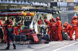 Charles Leclerc (MON) Ferrari SF90 makes a pit stop. 01.12.2019. Formula 1 World Championship, Rd 21, Abu Dhabi Grand Prix, Yas Marina Circuit, Abu Dhabi, Race Day.