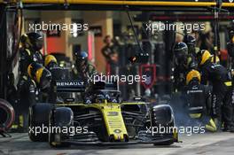 Daniel Ricciardo (AUS) Renault F1 Team RS19 makes a pit stop. 01.12.2019. Formula 1 World Championship, Rd 21, Abu Dhabi Grand Prix, Yas Marina Circuit, Abu Dhabi, Race Day.