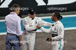 Lewis Hamilton (GBR) Mercedes AMG F1 in qualifying parc ferme with team mate Valtteri Bottas (FIN) Mercedes AMG F1 and Paul di Resta (GBR) Sky Sports F1 Presenter. 30.11.2019. Formula 1 World Championship, Rd 21, Abu Dhabi Grand Prix, Yas Marina Circuit, Abu Dhabi, Qualifying Day.
