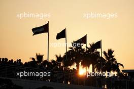 Circuit atmosphere - sunset and fans. 30.11.2019. Formula 1 World Championship, Rd 21, Abu Dhabi Grand Prix, Yas Marina Circuit, Abu Dhabi, Qualifying Day.
