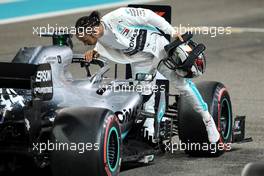 Lewis Hamilton (GBR) Mercedes AMG F1 celebrates his pole position in qualifying parc ferme. 30.11.2019. Formula 1 World Championship, Rd 21, Abu Dhabi Grand Prix, Yas Marina Circuit, Abu Dhabi, Qualifying Day.