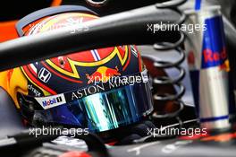 Alexander Albon (THA) Red Bull Racing RB15. 30.11.2019. Formula 1 World Championship, Rd 21, Abu Dhabi Grand Prix, Yas Marina Circuit, Abu Dhabi, Qualifying Day.