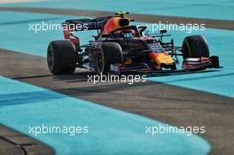 Alexander Albon (THA) Red Bull Racing RB15 runs wide. 30.11.2019. Formula 1 World Championship, Rd 21, Abu Dhabi Grand Prix, Yas Marina Circuit, Abu Dhabi, Qualifying Day.