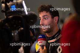 Daniel Ricciardo (AUS) Renault F1 Team with the media. 30.11.2019. Formula 1 World Championship, Rd 21, Abu Dhabi Grand Prix, Yas Marina Circuit, Abu Dhabi, Qualifying Day.