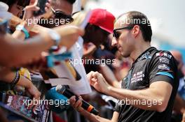 Robert Kubica (POL) Williams Racing signs autographs for the fans. 30.11.2019. Formula 1 World Championship, Rd 21, Abu Dhabi Grand Prix, Yas Marina Circuit, Abu Dhabi, Qualifying Day.