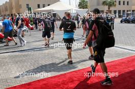 Team Personnel in the paddock as the curfew ends. 30.11.2019. Formula 1 World Championship, Rd 21, Abu Dhabi Grand Prix, Yas Marina Circuit, Abu Dhabi, Qualifying Day.