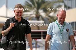 (L to R): Kevin Magnussen (DEN) Haas F1 Team with his father Jan Magnussen (DEN). 30.11.2019. Formula 1 World Championship, Rd 21, Abu Dhabi Grand Prix, Yas Marina Circuit, Abu Dhabi, Qualifying Day.