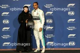 Lewis Hamilton (GBR) Mercedes AMG F1 receives the Pirelli Pole Position Award in qualifying parc ferme. 30.11.2019. Formula 1 World Championship, Rd 21, Abu Dhabi Grand Prix, Yas Marina Circuit, Abu Dhabi, Qualifying Day.