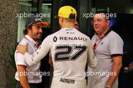 (L to R): Fernando Alonso (ESP) with Nico Hulkenberg (GER) Renault F1 Team and Eric Boullier (FRA). 30.11.2019. Formula 1 World Championship, Rd 21, Abu Dhabi Grand Prix, Yas Marina Circuit, Abu Dhabi, Qualifying Day.