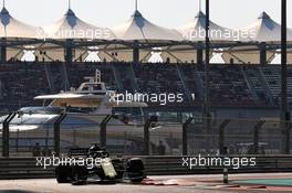 Daniel Ricciardo (AUS) Renault F1 Team RS19. 30.11.2019. Formula 1 World Championship, Rd 21, Abu Dhabi Grand Prix, Yas Marina Circuit, Abu Dhabi, Qualifying Day.