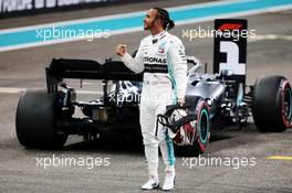 Lewis Hamilton (GBR) Mercedes AMG F1 celebrates his pole position in qualifying parc ferme. 30.11.2019. Formula 1 World Championship, Rd 21, Abu Dhabi Grand Prix, Yas Marina Circuit, Abu Dhabi, Qualifying Day.