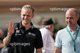 Kevin Magnussen (DEN) Haas with his father Jan Magnussen (DEN). 30.11.2019. Formula 1 World Championship, Rd 21, Abu Dhabi Grand Prix, Yas Marina Circuit, Abu Dhabi, Qualifying Day.