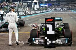 Lewis Hamilton (GBR) Mercedes AMG F1 in qualifying parc ferme. 30.11.2019. Formula 1 World Championship, Rd 21, Abu Dhabi Grand Prix, Yas Marina Circuit, Abu Dhabi, Qualifying Day.