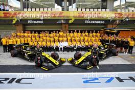 (L to R): Daniel Ricciardo (AUS) Renault F1 Team and Nico Hulkenberg (GER) Renault F1 Team at a team photograph. 01.12.2019. Formula 1 World Championship, Rd 21, Abu Dhabi Grand Prix, Yas Marina Circuit, Abu Dhabi, Race Day.