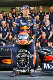 Alexander Albon (THA) Red Bull Racing at a team photograph. 28.11.2019. Formula 1 World Championship, Rd 21, Abu Dhabi Grand Prix, Yas Marina Circuit, Abu Dhabi, Preparation Day.