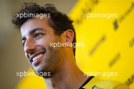 Daniel Ricciardo (AUS), Renault F1 Team  28.11.2019. Formula 1 World Championship, Rd 21, Abu Dhabi Grand Prix, Yas Marina Circuit, Abu Dhabi, Preparation Day.