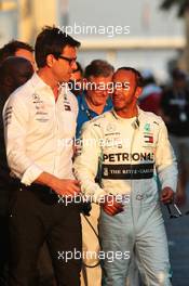 Lewis Hamilton (GBR) Mercedes AMG F1 with Toto Wolff (GER) Mercedes AMG F1 Shareholder and Executive Director. 28.11.2019. Formula 1 World Championship, Rd 21, Abu Dhabi Grand Prix, Yas Marina Circuit, Abu Dhabi, Preparation Day.