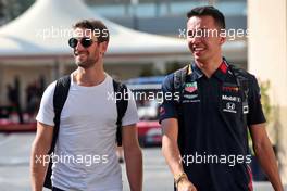 (L to R): Romain Grosjean (FRA) Haas F1 Team with Alexander Albon (THA) Red Bull Racing. 28.11.2019. Formula 1 World Championship, Rd 21, Abu Dhabi Grand Prix, Yas Marina Circuit, Abu Dhabi, Preparation Day.