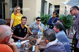 Daniel Ricciardo (AUS) Renault F1 Team with the media. 28.11.2019. Formula 1 World Championship, Rd 21, Abu Dhabi Grand Prix, Yas Marina Circuit, Abu Dhabi, Preparation Day.