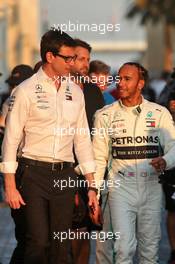 Lewis Hamilton (GBR) Mercedes AMG F1 with Toto Wolff (GER) Mercedes AMG F1 Shareholder and Executive Director. 28.11.2019. Formula 1 World Championship, Rd 21, Abu Dhabi Grand Prix, Yas Marina Circuit, Abu Dhabi, Preparation Day.