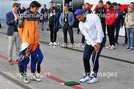 (L to R): Carlos Sainz Jr (ESP) McLaren with Sebastian Munoz (COL) Professional Golf Player. 01.11.2019. Formula 1 World Championship, Rd 19, United States Grand Prix, Austin, Texas, USA, Practice Day.