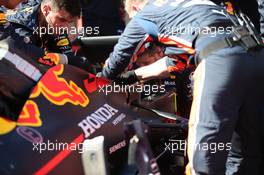 Red Bull Racing mechanics fix Max Verstappen's rear wing. 03.11.2019. Formula 1 World Championship, Rd 19, United States Grand Prix, Austin, Texas, USA, Race Day.