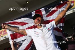 2nd place Lewis Hamilton (GBR) Mercedes AMG F1 W10 and new world champion celebrates with the team. 03.11.2019. Formula 1 World Championship, Rd 19, United States Grand Prix, Austin, Texas, USA, Race Day.