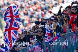 Lewis Hamilton (GBR) Mercedes AMG F1 fans in the grandstand. 03.11.2019. Formula 1 World Championship, Rd 19, United States Grand Prix, Austin, Texas, USA, Race Day.