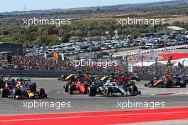 Valtteri Bottas (FIN) Mercedes AMG F1 W10 leads Max Verstappen (NLD) Red Bull Racing RB15 at the start of the race. 03.11.2019. Formula 1 World Championship, Rd 19, United States Grand Prix, Austin, Texas, USA, Race Day.