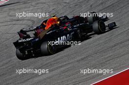 Romain Grosjean (FRA) Haas F1 Team VF-19 and Alexander Albon (THA) Red Bull Racing RB15 battle for position. 03.11.2019. Formula 1 World Championship, Rd 19, United States Grand Prix, Austin, Texas, USA, Race Day.