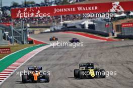 (L to R): Lando Norris (GBR) McLaren MCL34 and Daniel Ricciardo (AUS) Renault F1 Team RS19 battle for position.                                03.11.2019. Formula 1 World Championship, Rd 19, United States Grand Prix, Austin, Texas, USA, Race Day.