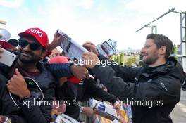 Romain Grosjean (FRA) Haas F1 Team signs autographs for the fans. 02.11.2019. Formula 1 World Championship, Rd 19, United States Grand Prix, Austin, Texas, USA, Qualifying Day.