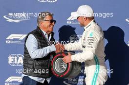 Valtteri Bottas (FIN) Mercedes AMG F1 receives the Pirelli Pole Position Award from Mario Andretti (USA). 02.11.2019. Formula 1 World Championship, Rd 19, United States Grand Prix, Austin, Texas, USA, Qualifying Day.