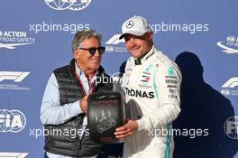 Valtteri Bottas (FIN) Mercedes AMG F1 receives the Pirelli Pole Position Award from Mario Andretti (USA). 02.11.2019. Formula 1 World Championship, Rd 19, United States Grand Prix, Austin, Texas, USA, Qualifying Day.