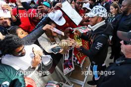 Lewis Hamilton (GBR) Mercedes AMG F1 signs autographs for the fans. 02.11.2019. Formula 1 World Championship, Rd 19, United States Grand Prix, Austin, Texas, USA, Qualifying Day.