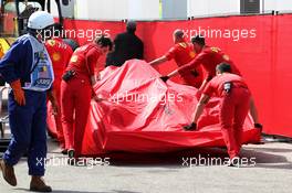 The Ferrari SF90 of Charles Leclerc (MON) Ferrari covered by mechanics in the third practice session. 02.11.2019. Formula 1 World Championship, Rd 19, United States Grand Prix, Austin, Texas, USA, Qualifying Day.