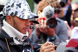 Lewis Hamilton (GBR) Mercedes AMG F1 signs autographs for the fans. 02.11.2019. Formula 1 World Championship, Rd 19, United States Grand Prix, Austin, Texas, USA, Qualifying Day.