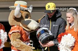 Daniel Ricciardo (AUS) Renault F1 Team with the Texas Longhorn Cheerleaders. 31.10.2019. Formula 1 World Championship, Rd 19, United States Grand Prix, Austin, Texas, USA, Preparation Day.