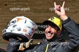 Daniel Ricciardo (AUS) Renault F1 Team with a new helmet design. 31.10.2019. Formula 1 World Championship, Rd 19, United States Grand Prix, Austin, Texas, USA, Preparation Day.