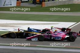 Race 1, Luca Ghiotto (ITA) UNI-Virtuosi Racing and Anthoine Hubert (FRA) BWT Arden 30.03.2019. FIA Formula 2 Championship, Rd 1, Sakhir, Bahrain, Saturday.