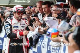 Fernando Alonso (ESP) Toyota Gazoo Racing with fans. 09-11.06.2019. FIA World Endurance Championship, Le Mans 24 Hours, Preview, Le Mans, France.