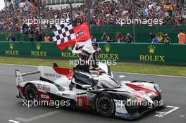 (L to R): Race winners Sebastien Buemi (SUI) and Fernando Alonso (ESP) Toyota Gazoo Racing, celebrate as Kazuki Nakajima (JPN) / #08 Toyota Gazoo Racing Toyota TS050 Hybrid, takes the chequered flag at the end of the race. 16.06.2019. FIA World Endurance Championship, Le Mans 24 Hours, Race, Le Mans, France. Sunday.