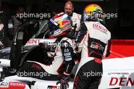Sebastien Buemi (SUI) and Fernando Alonso (ESP) #08 Toyota Gazoo Racing Toyota TS050 Hybrid - at a pit stop. 15.06.2019. FIA World Endurance Championship, Le Mans 24 Hours, Race, Le Mans, France. Saturday.