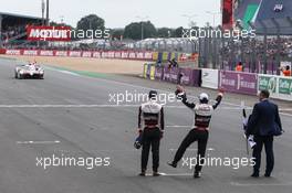 (L to R): Race winners Sebastien Buemi (SUI) and Fernando Alonso (ESP) Toyota Gazoo Racing, celebrate as Kazuki Nakajima (JPN) / #08 Toyota Gazoo Racing Toyota TS050 Hybrid, takes the chequered flag at the end of the race. 16.06.2019. FIA World Endurance Championship, Le Mans 24 Hours, Race, Le Mans, France. Sunday.