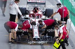 Kimi Raikkonen (FIN) Alfa Romeo Racing C39 changes a front wing. 07.08.2020. Formula 1 World Championship, Rd 5, 70th Anniversary Grand Prix, Silverstone, England, Practice Day.