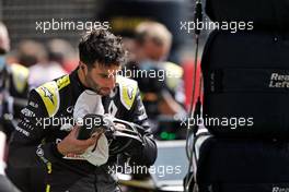 Daniel Ricciardo (AUS) Renault F1 Team on the grid.                                09.08.2020. Formula 1 World Championship, Rd 5, 70th Anniversary Grand Prix, Silverstone, England, Race Day.