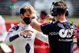 Pierre Gasly (FRA) AlphaTauri on the grid.                                09.08.2020. Formula 1 World Championship, Rd 5, 70th Anniversary Grand Prix, Silverstone, England, Race Day.